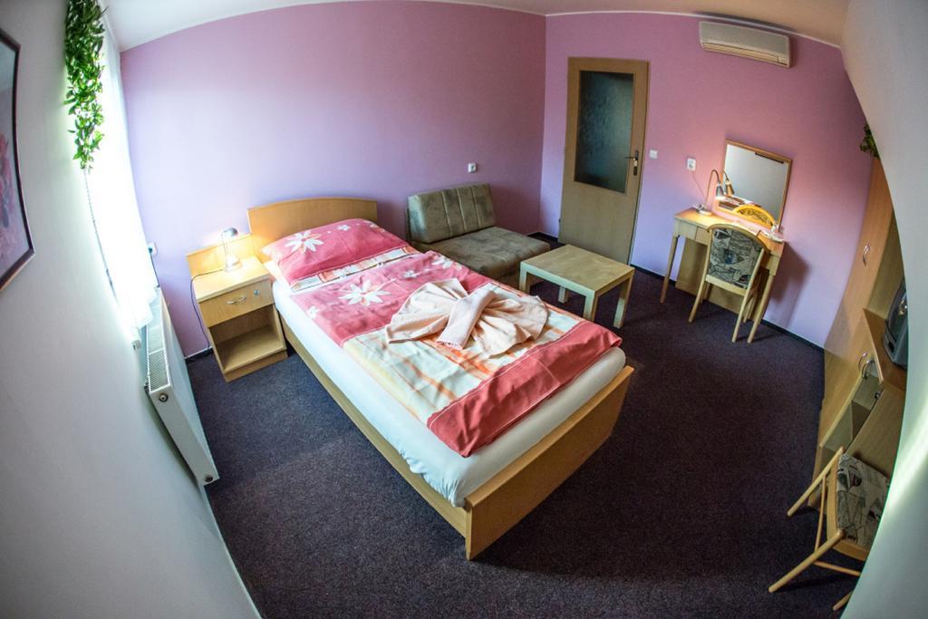Hotel Na Jizni Пршеров Номер фото